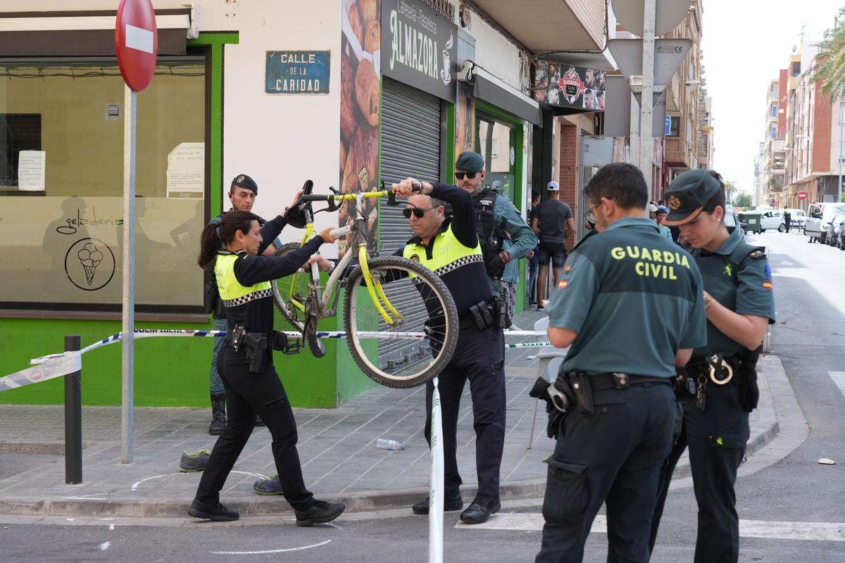 Momento en el que la Policía Local retira la bicicleta del fallecido.