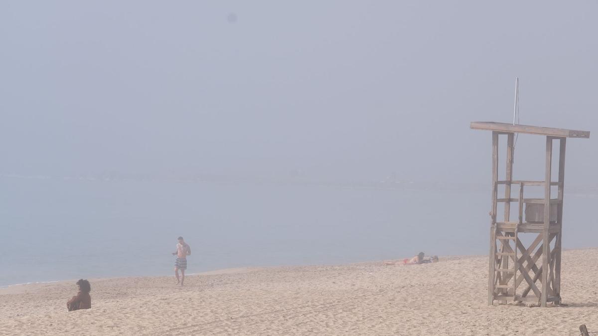 Nula visibilidad por la niebla en la playa de Can Pere Antoni, en Palma