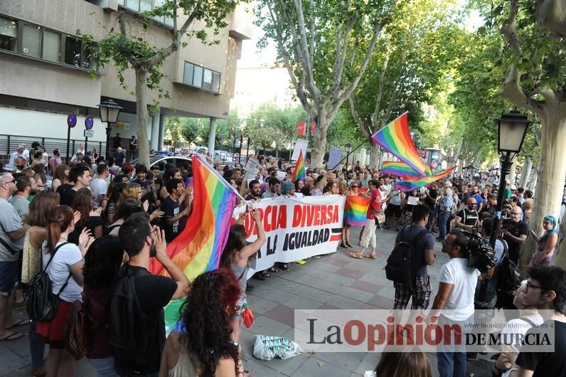 Concentración LGTBI en protesta por la manifestación neonazi del sábado