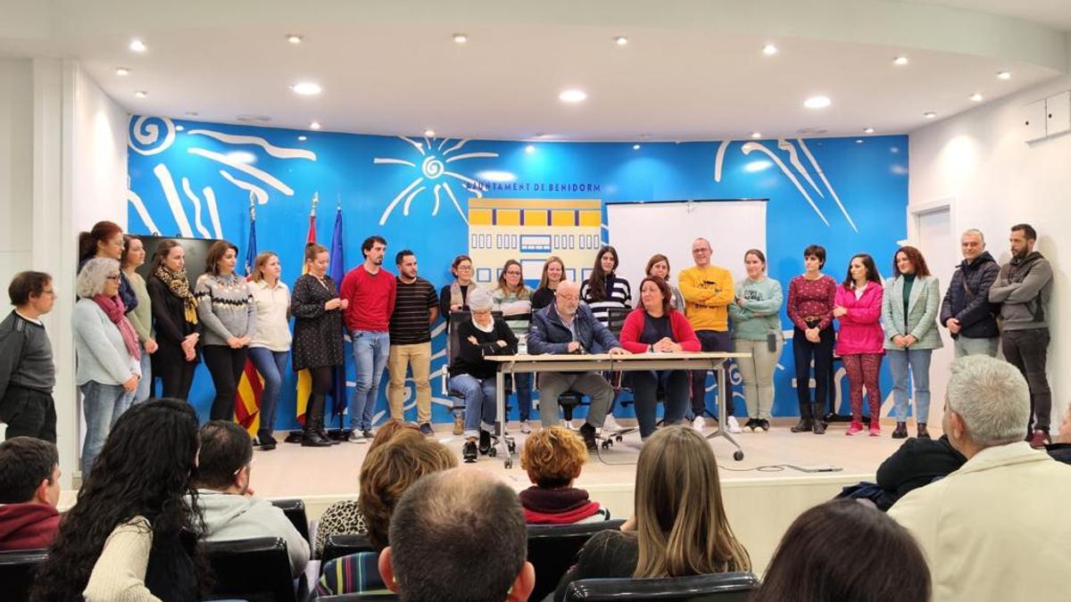 Los componentes de la nueva gestora de la Associació de Penyes de Benidorm, durante su presentación ante las peñas.