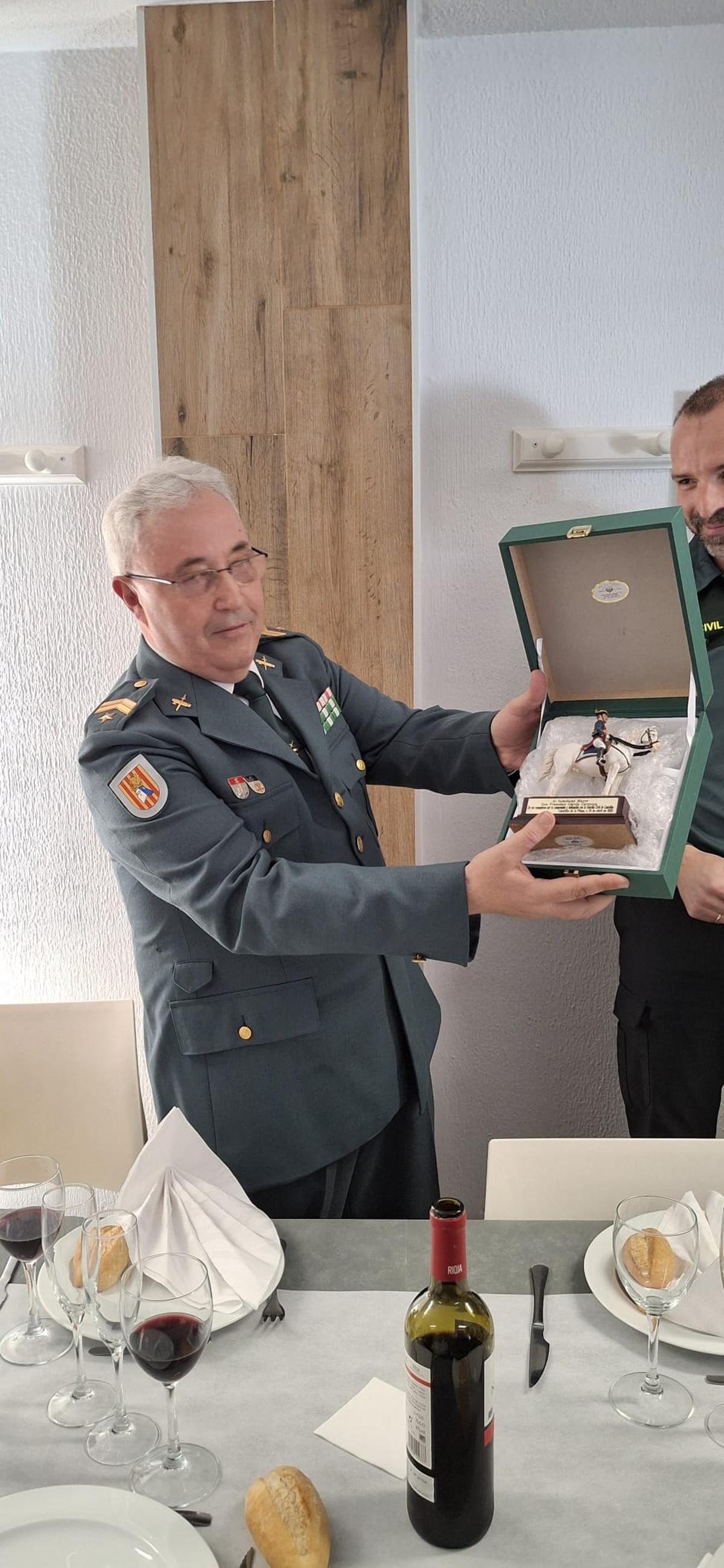 El teniente coronel entrega un recuerdo a Carmona en la comida con motivo de su jubilación.