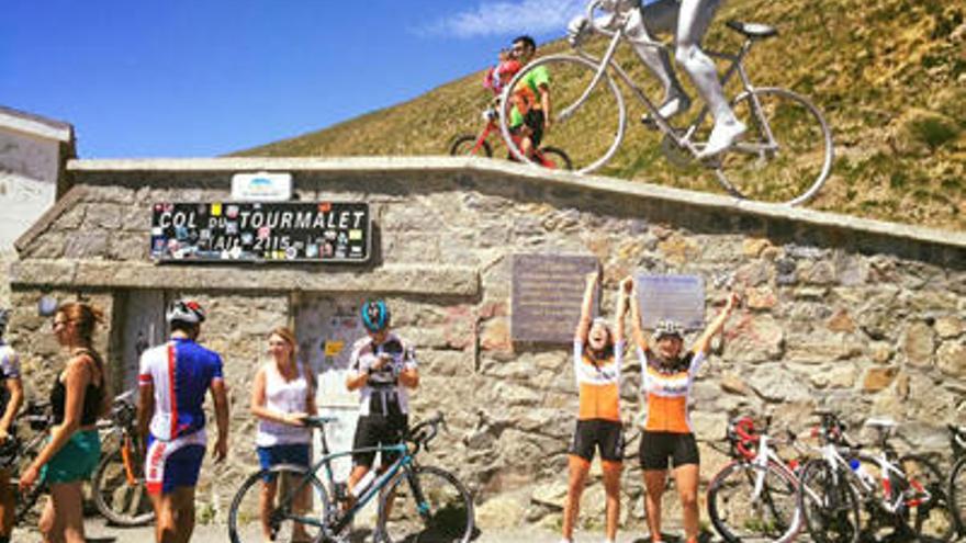 Iris Rodríguez y María Rubio, de Tripuçol, a la derecha, celebran su triunfo sobre el Tourmalet.