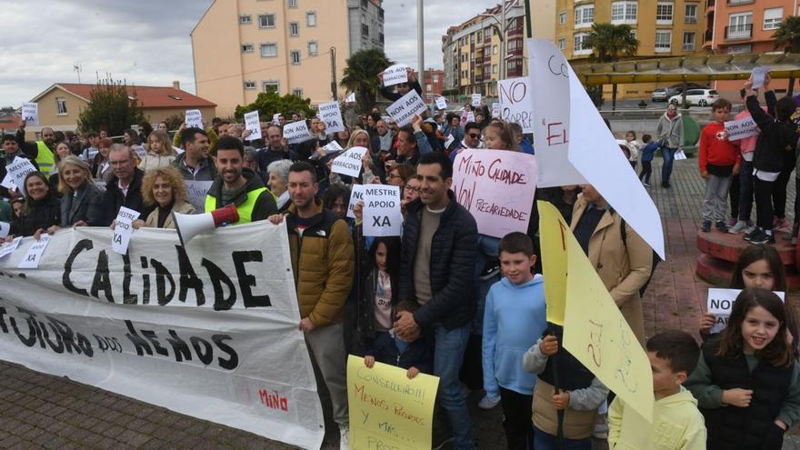 Familias de Miño salen a la calle para exigir medidas ante la “saturación” del colegio y la Xunta niega problemas