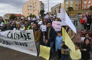 Familias de Miño salen a la calle para exigir medidas ante la “saturación” del colegio y la Xunta niega problemas