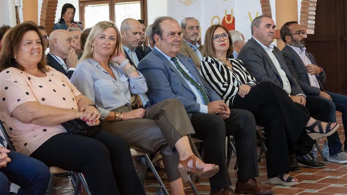 Autoridades en la primera fila del ssalón de actos de El Toril.