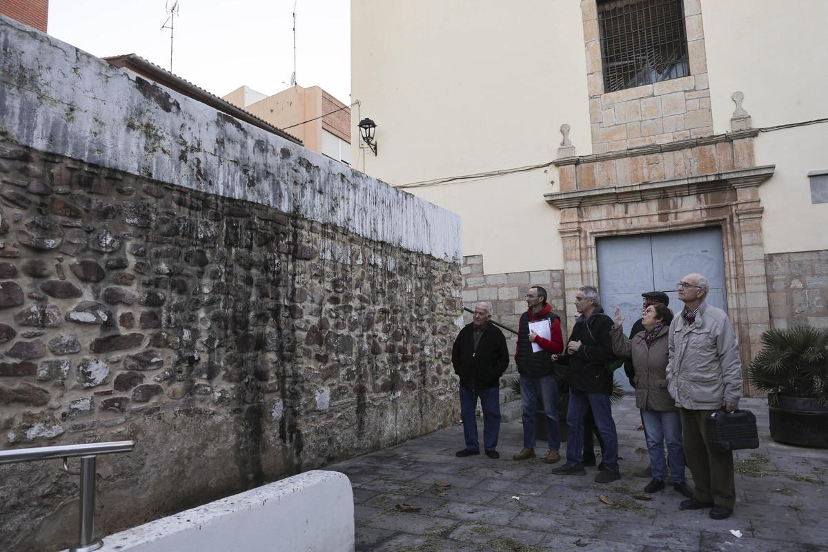 Vecinos de la plaza del Pi, ante un muro manchado de aceite de coche que no se ha podido ir tras limpiarlo la SAG.