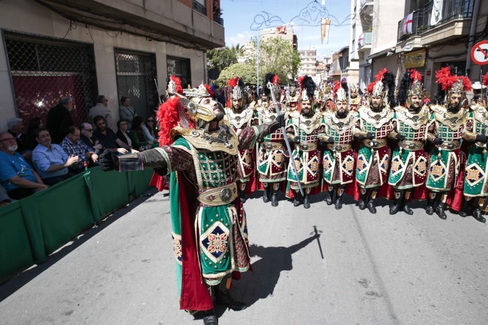 La comparsa Labradores presenta un boato muy participativo y primaveral, y con la interpretación del pasodoble Sueños Festeros logró emocionar al numeroso público