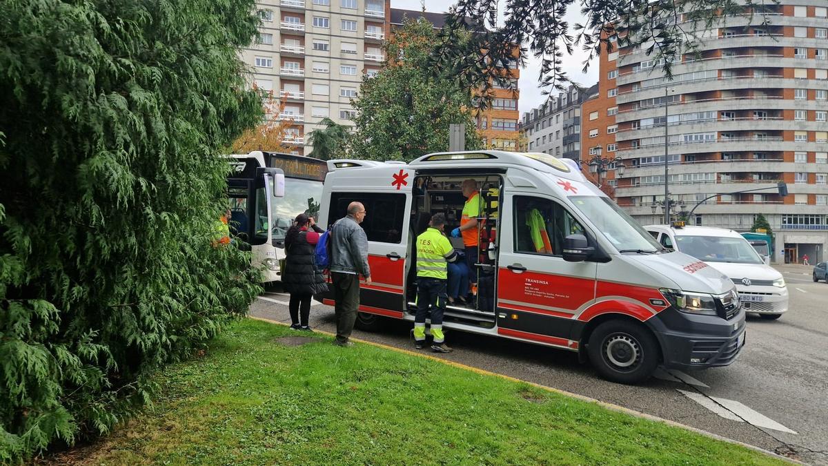 Los sanitarios atendiendo a los heridos esta mañana junto a la plaza de Castilla.