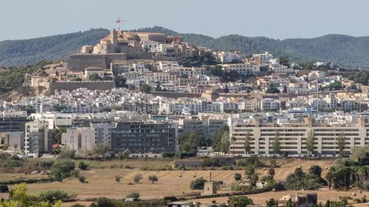 Vista general de la ciudad de Eivissa y su entorno rústico
