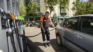 Los expertos ponen fecha a la bajada del precio de la gasolina y el diésel