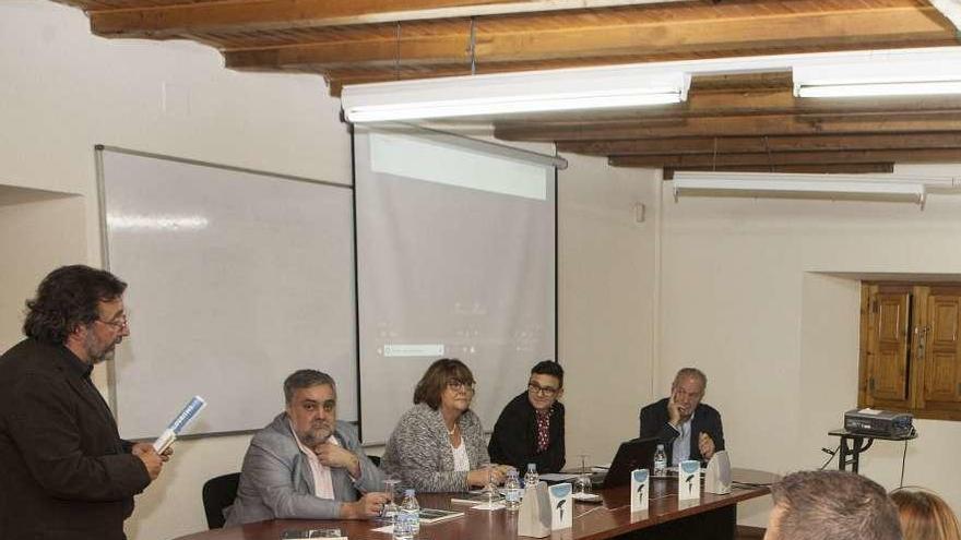 En la mesa, por la izquierda, José Ignacio Fernández de Castro, Aquilina Fueyo, Carlos Rodríguez y Aladino Fernández, durante la presentación del libro, en la Casa de la Buelga de Ciaño.