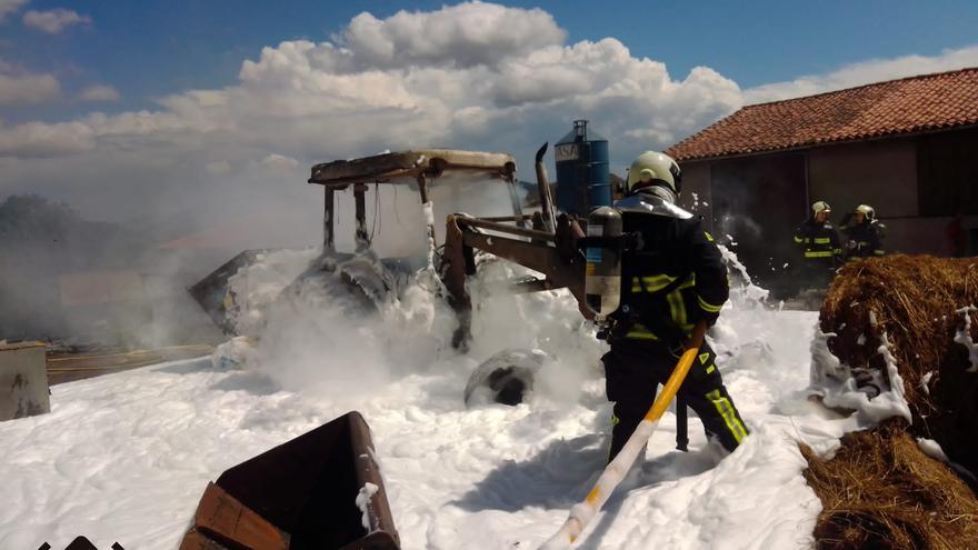 Arde un tractor cargado con fardos de hierba en Hueges (Parres)