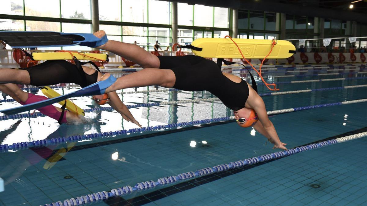 Nadadoras lanzándose a la piscina con las aletas, durante la primera &quot;Spanich Cup&quot; en Ourense