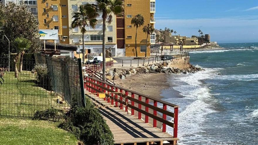 Mijas comienza trabajos de desmontaje del tramo de la Senda Litoral afectado por temporales