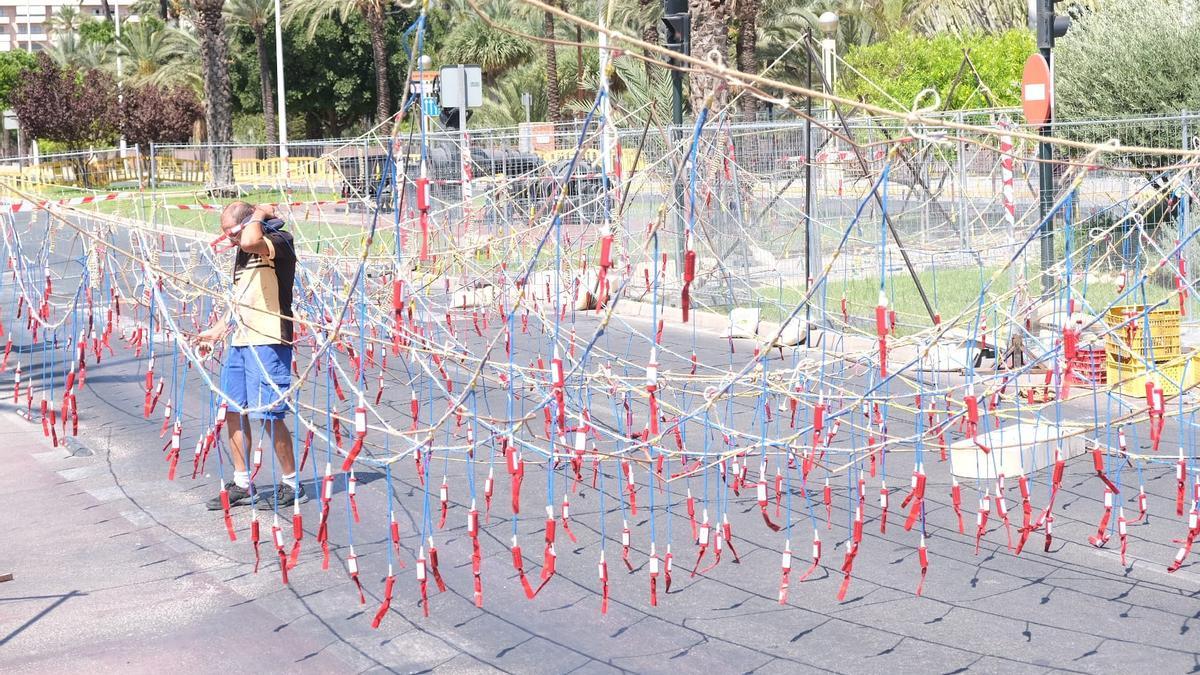 Preparativos de la mascletá en el Paseo de la Estación