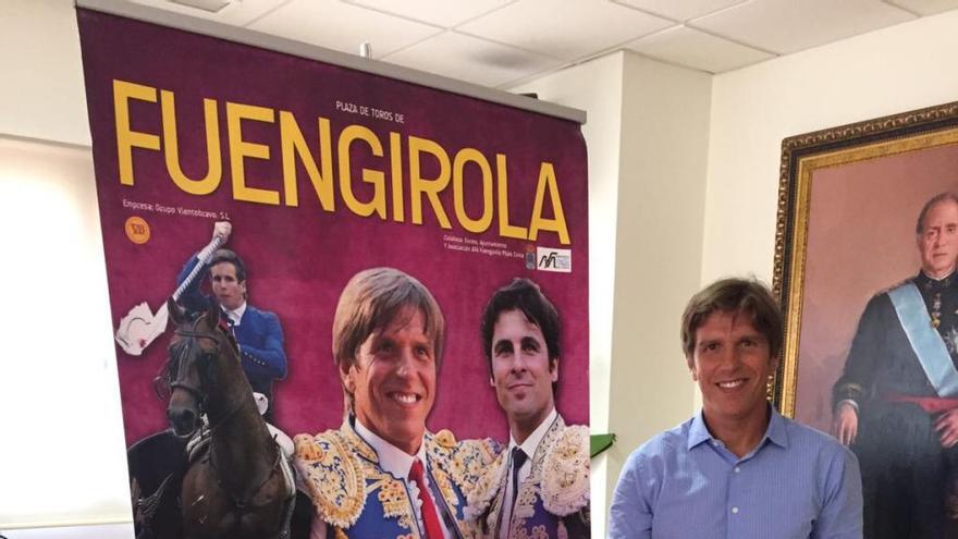 Manuel Díaz, junto al cartel de la corrida de Fuengirola