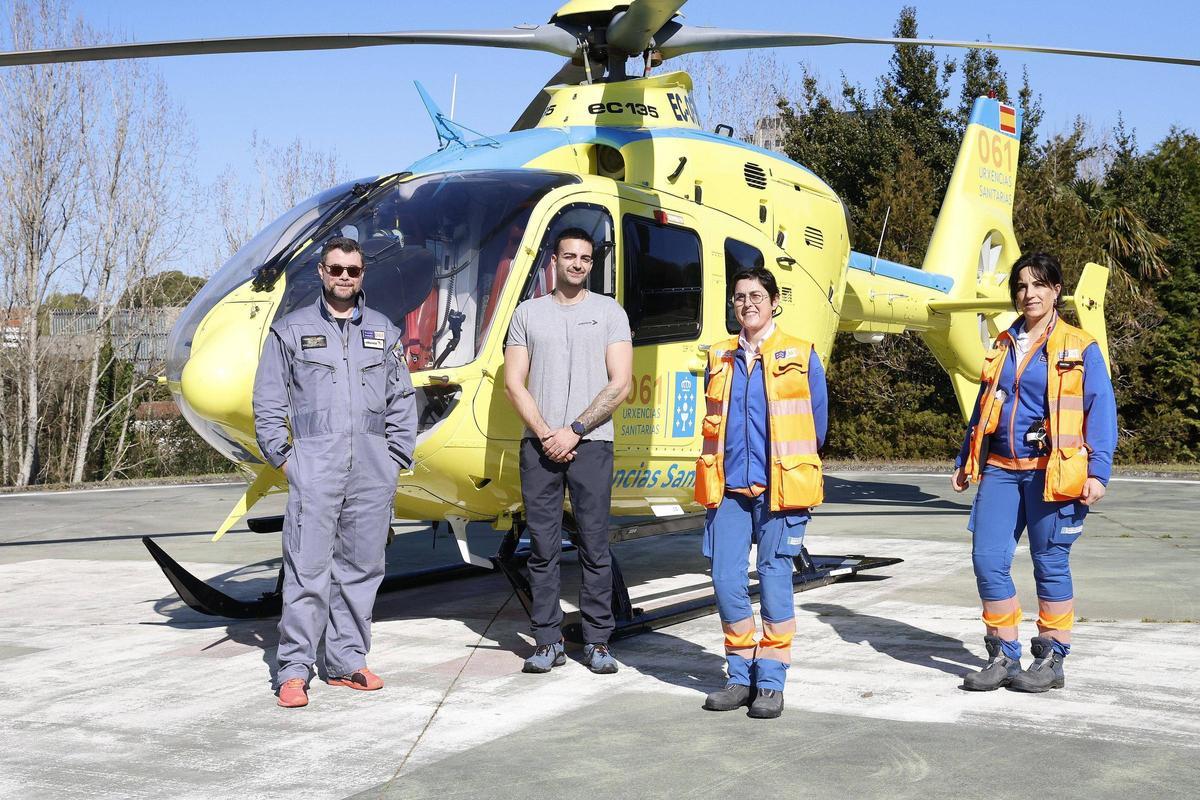 Sergio Augusto, Jacobo Carballés, Adriana Regueira y Laura Barcala, en el helipuerto del 061 en el Hospital Provincial de Conxo de Santiago