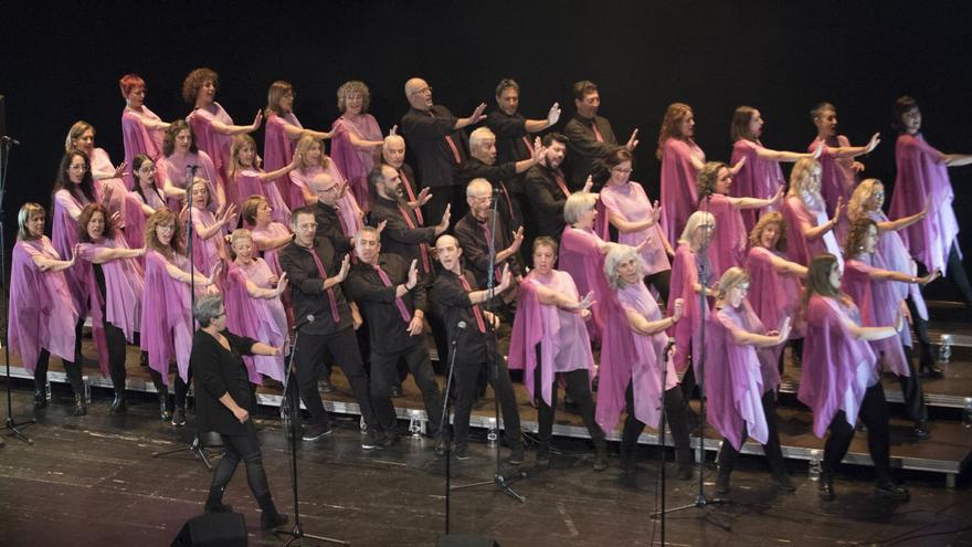 The River Troupe Gospel durant una de les coreografies de l’actuació d’ahir  | OSCAR BAYONA