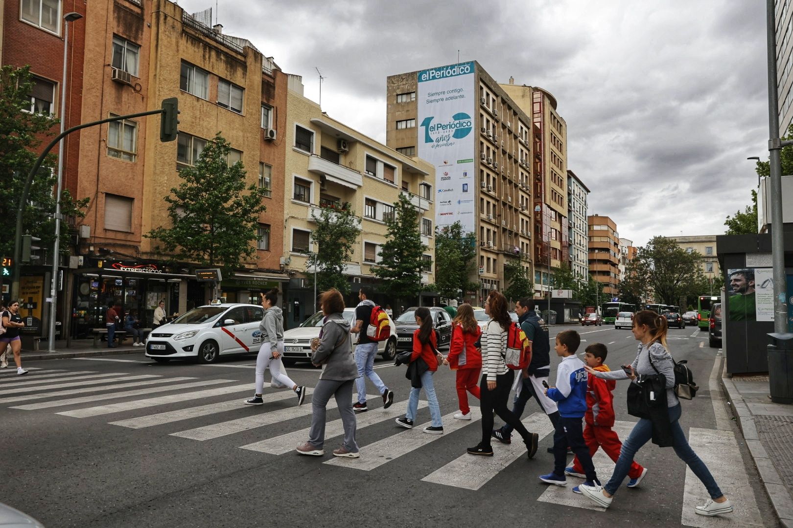 GALERÍA | La lona de El Periódico Extremadura ya luce en Clara Campoamor