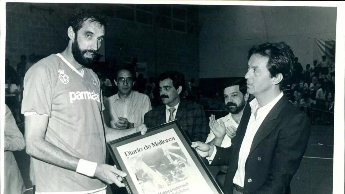 Rafa Rullán recibe una portada de Diario de Mallorca en su etapa como jugador del Real Madrid