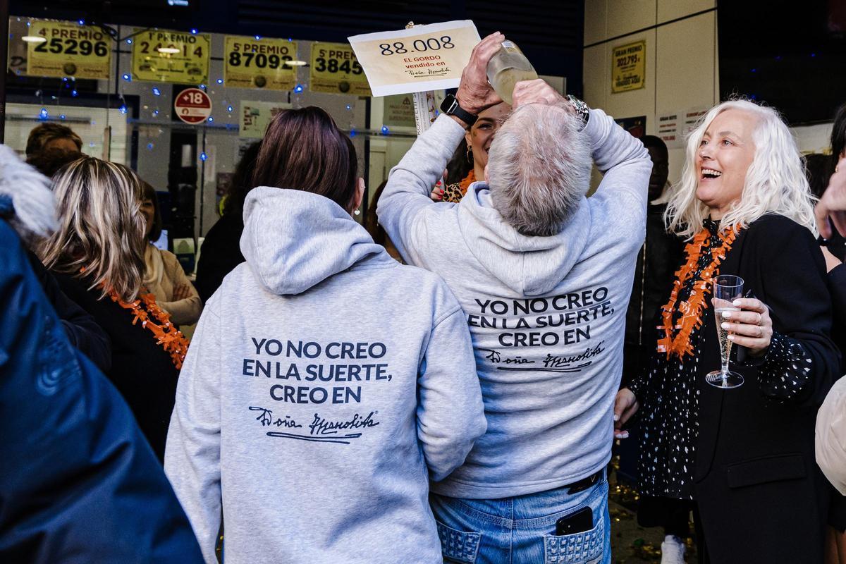 Agraciados con el 'Gordo’ del Sorteo Extraordinario de Lotería de Navidad 2023 correspondiente al número 88008 celebran su suerte en Madrid.