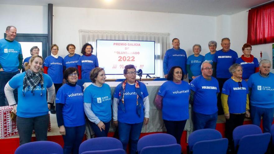 Los voluntarios de O Castro celebraron ayer el premio otorgado por la Xunta.