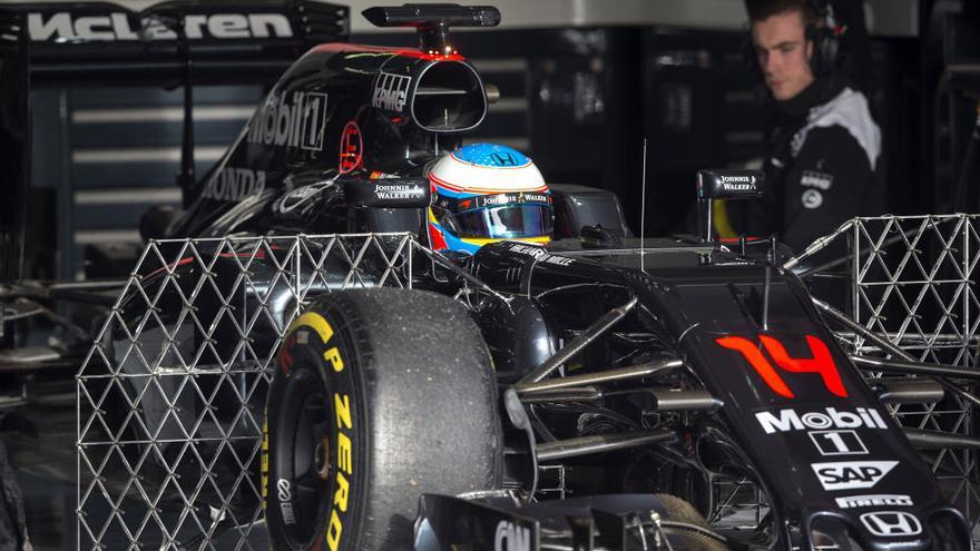 Primer día de Fernando Alonso con el nuevo McLaren