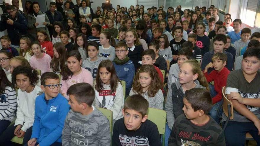 Los alumnos del CPI Domingo Fontán, durante el acto de homenaje. // Noé Parga