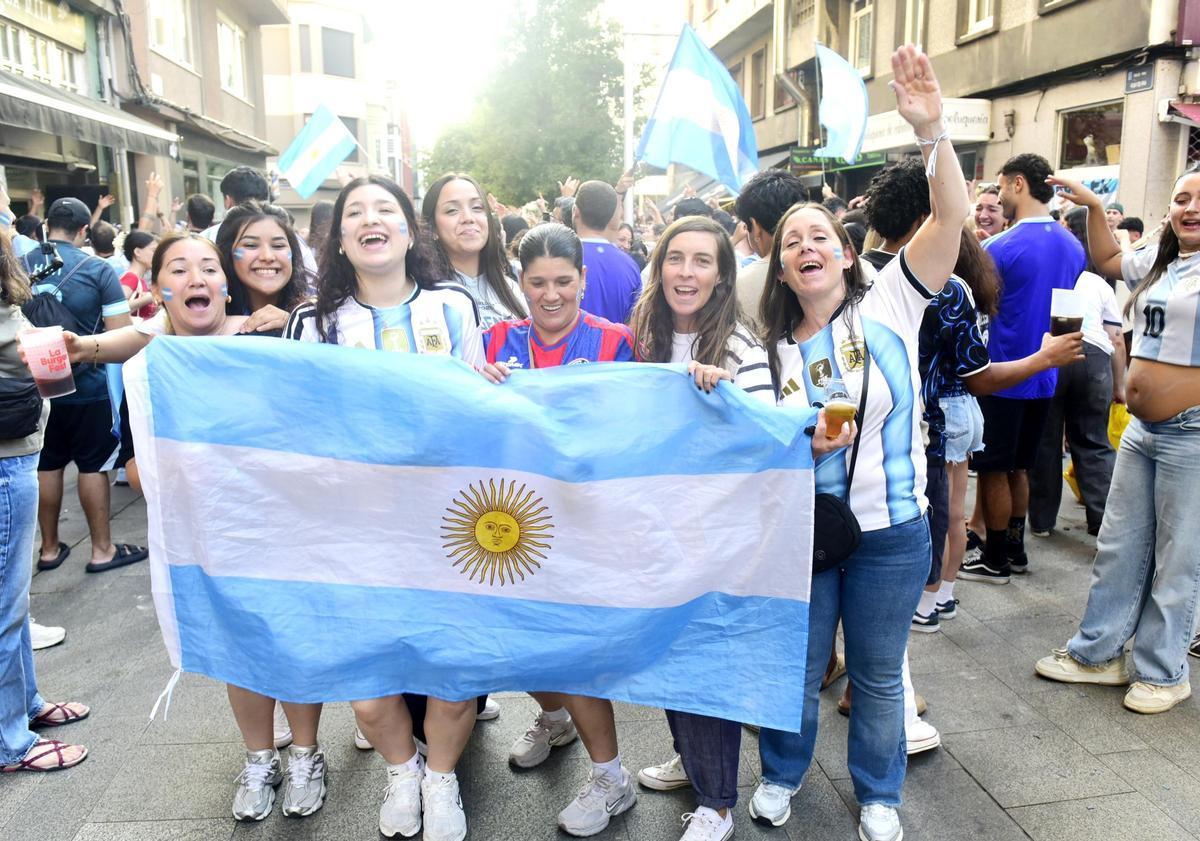Aficionados argentinos siguen la final del Mundial en A Coruña