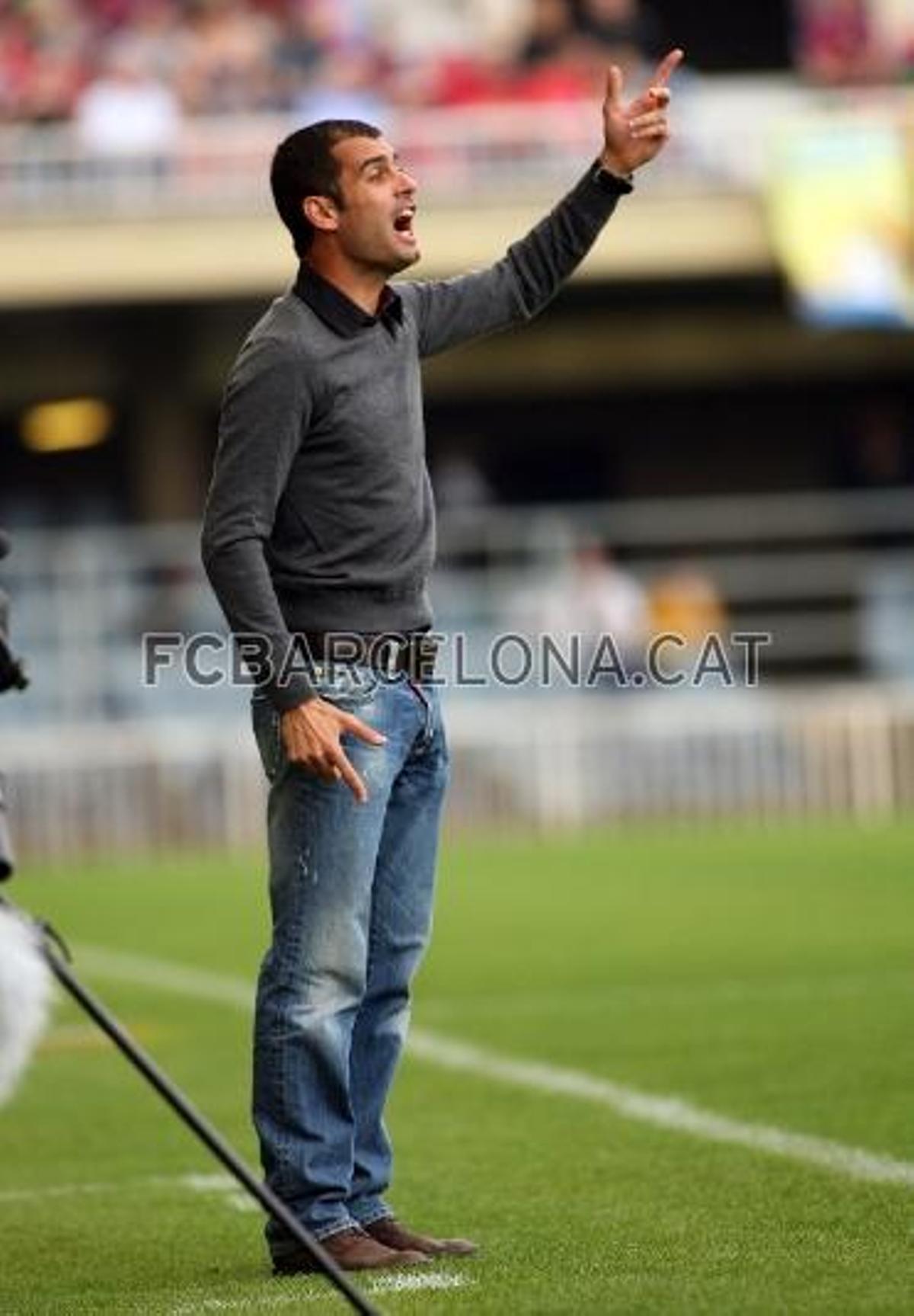 Guardiola da instrucciones desde la banda en el partido de vuelta jugado en el Miniestadi