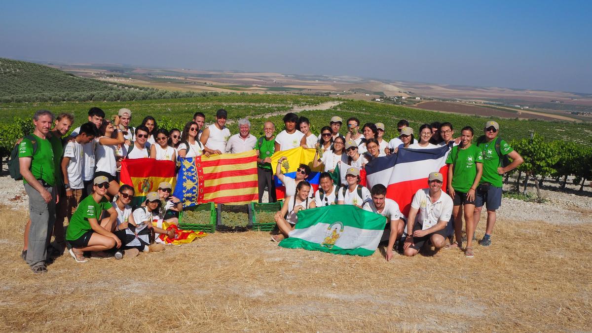 Los integrantes de la expedición han disfrutado de una jornada de vendimia en el viñedo ecológico de Bodegas Robles.