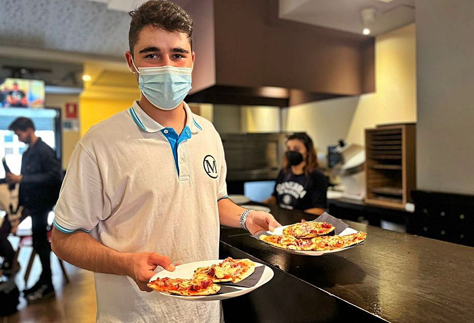 Álvaro Díaz, dueño de El Molín del Nora, con sus minipizzas . | I.G.