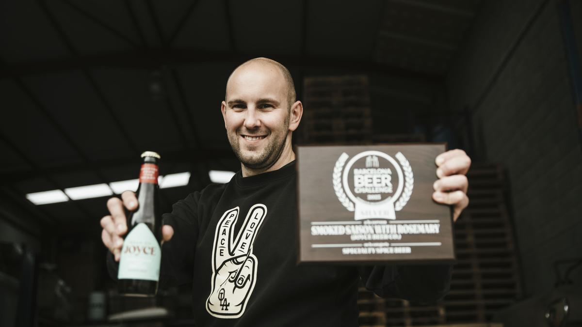 Pau Sarró, al seu magatxem amb la cervesa premiada