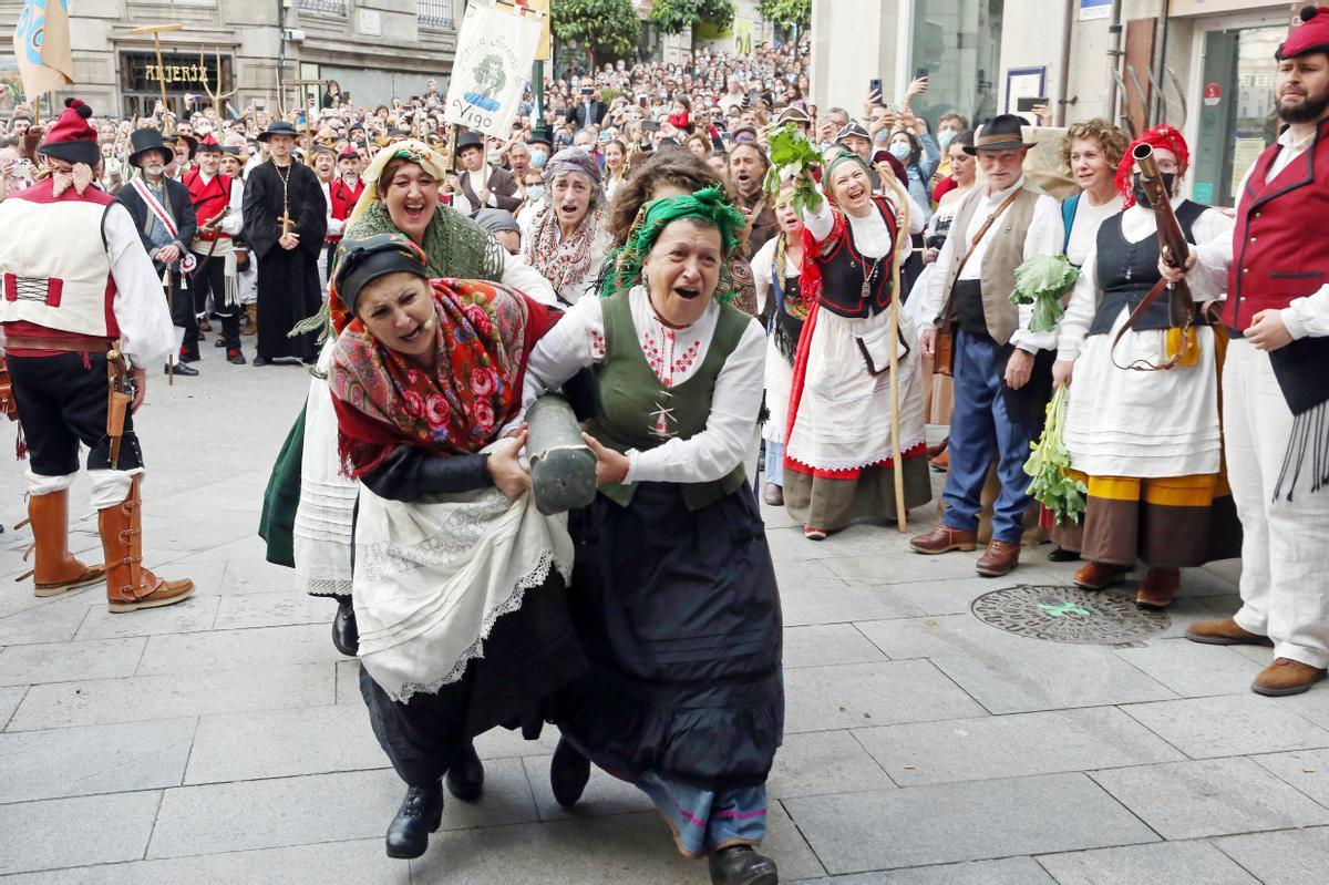 Los vigueses abarrotan las calles del Casco Vello en el día grande de la Reconquista