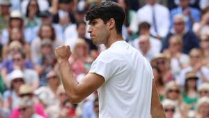 Alcaraz celebra un punto durante la final de Wimbledon 2024