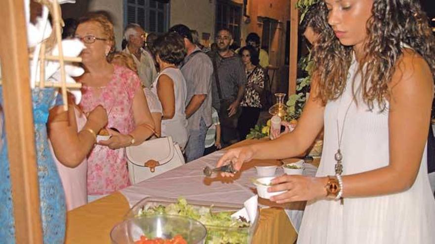 Una hermosa joven sirviendo croquetas de rodaballo.