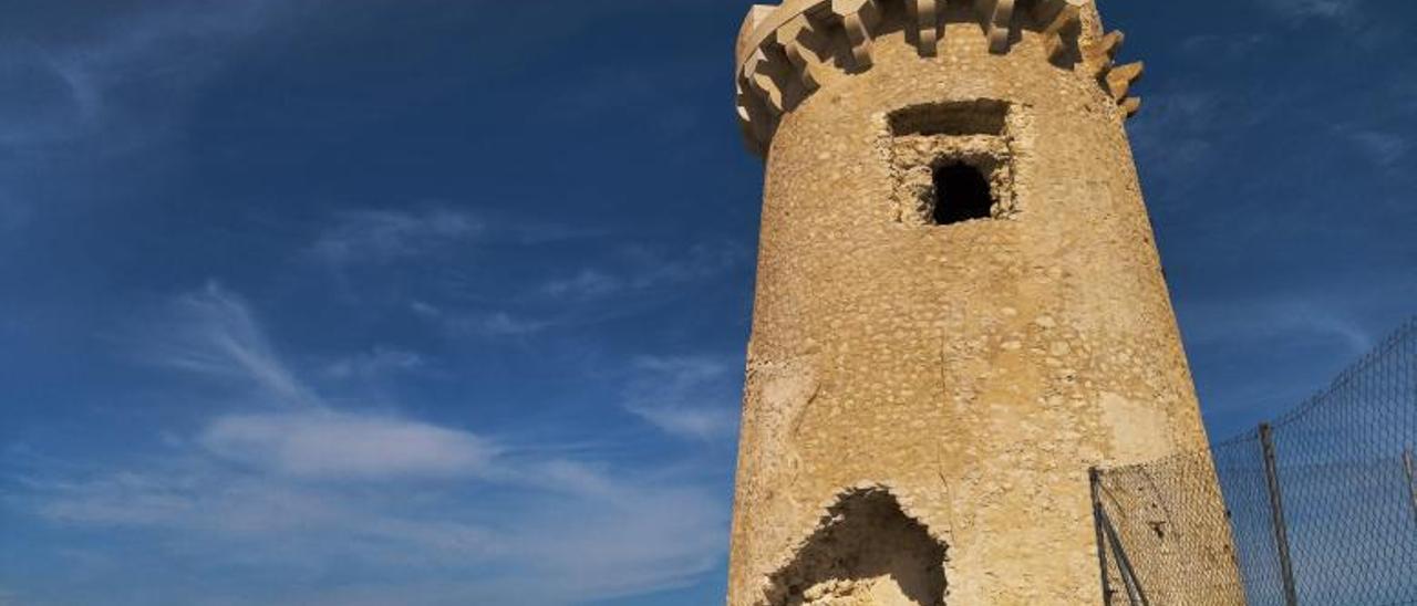 Un gran boquete amenaza la torre vigía del siglo XVI del Cap d’Or de Moraira