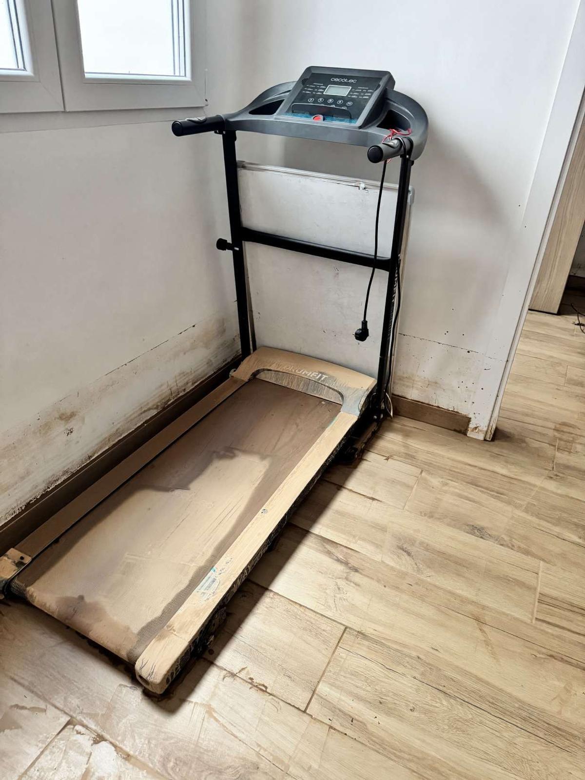 Máquina de correr de su vivienda de Chiva afectada durante la dana de octubre de 2024.