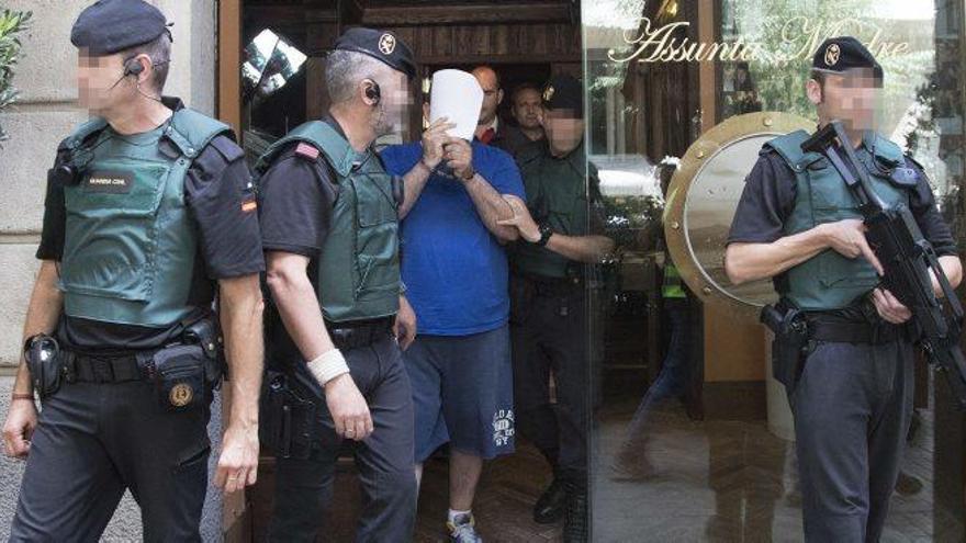La Guàrdia Civil durant l&#039;escorcoll en un restaurant a Barcelona