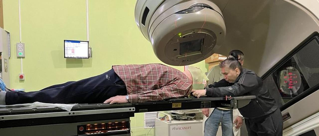 Nueve médicos y un aparato para tratar el cáncer: la desesperante lucha de los oncólogos de Járkov.