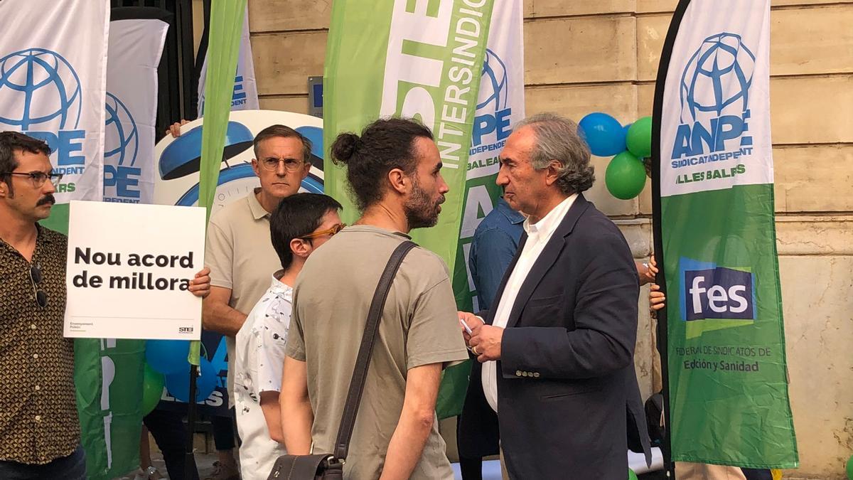 El conseller March habla con algunos de los manifestantes.