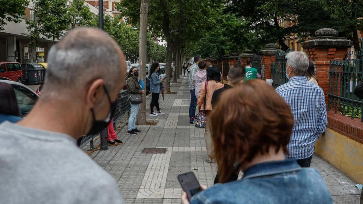 Varios aspirantes esperan a entrar en las pruebas de Secundaria.