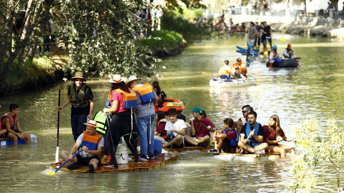 Algunos vecinos se construyeron sus propias barcas con tablas y botellas.