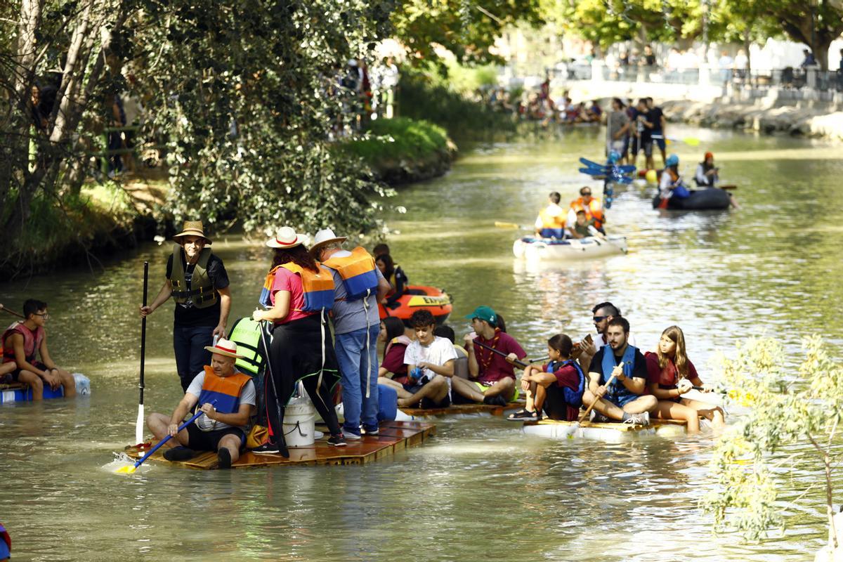 Algunos vecinos se construyeron sus propias barcas con tablas y botellas.
