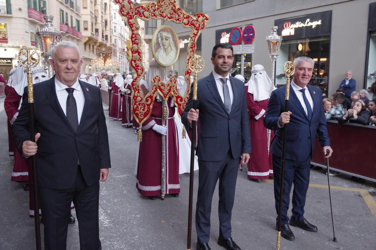 Representantes de la Asociación Nacional de Víctimas de Terrrorismo en la procesión de Gitanos.