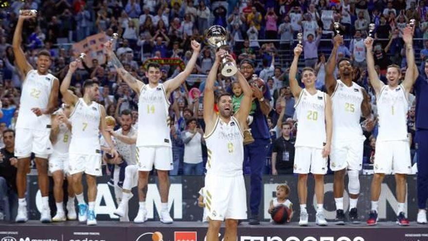 Los jugadores del Madrid celebran el primer título de la temporada.