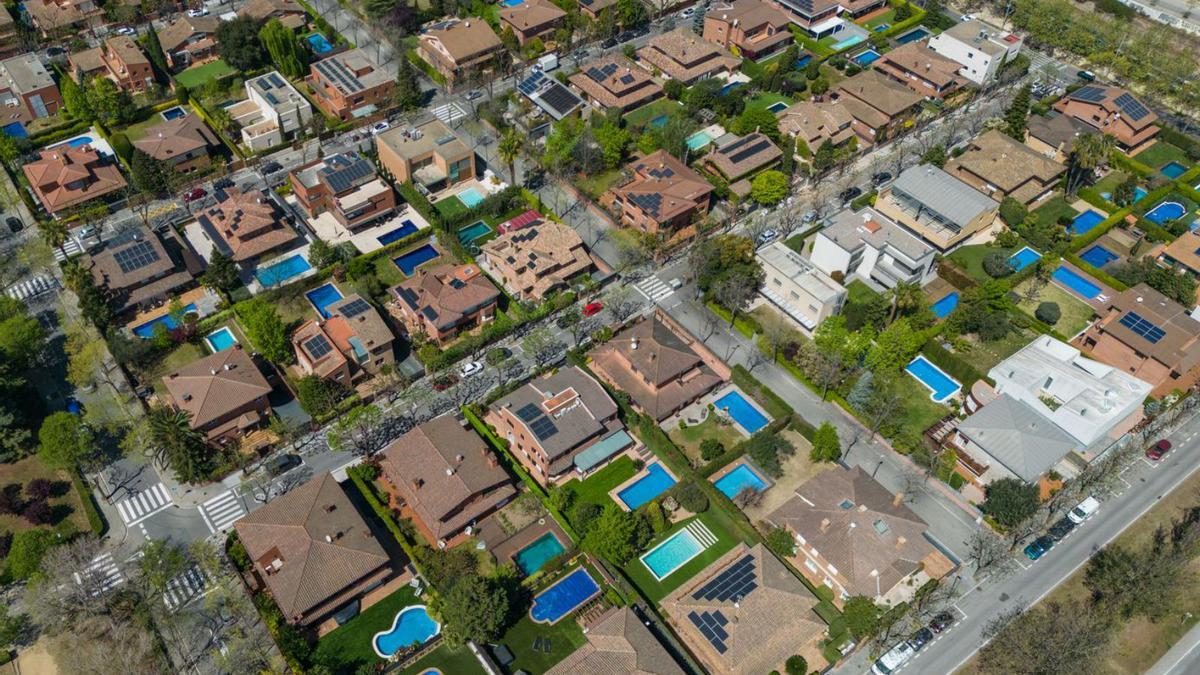 Vista aèria d’una zona de vivendes amb piscina a Sant Cugat.  | ZOWY VOETEN