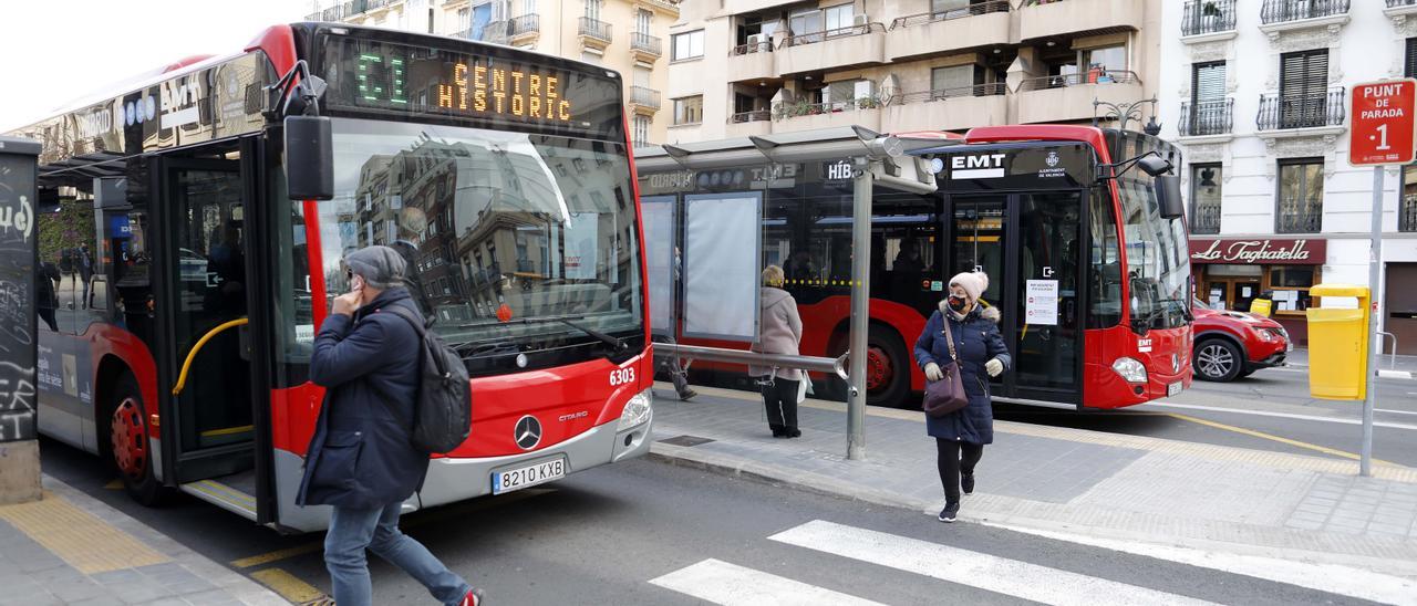 Autobuses de la EMT en una parada del centro histórico.