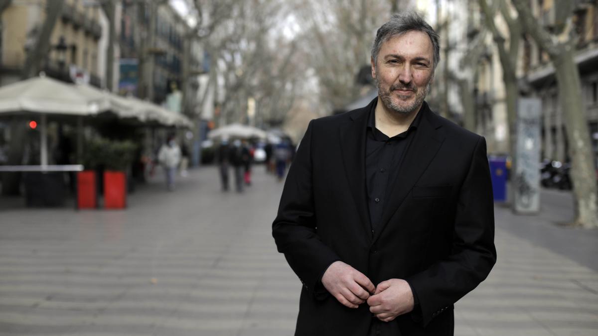 El comisario Carlos Zanón, este miércoles en la Rambla de Barcelona, a la que está dedicado el festival de novela negra.
