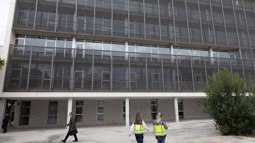 Detalle parcial de la fachada de la nueva sede judicial, que todavía no está completa. | VICENT MARÍ